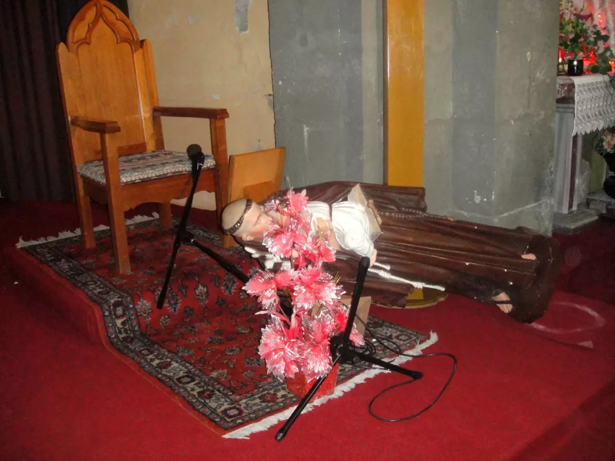 Kilise Baskınında Papaz, Kıl Payı Kurtulmuş