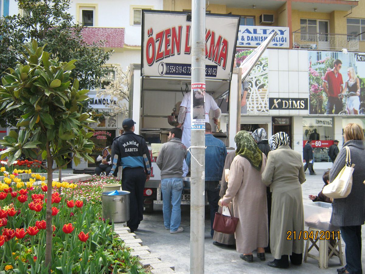 Manolya Meydanı’nda İzinsiz Lokma Dökümüne Ceza