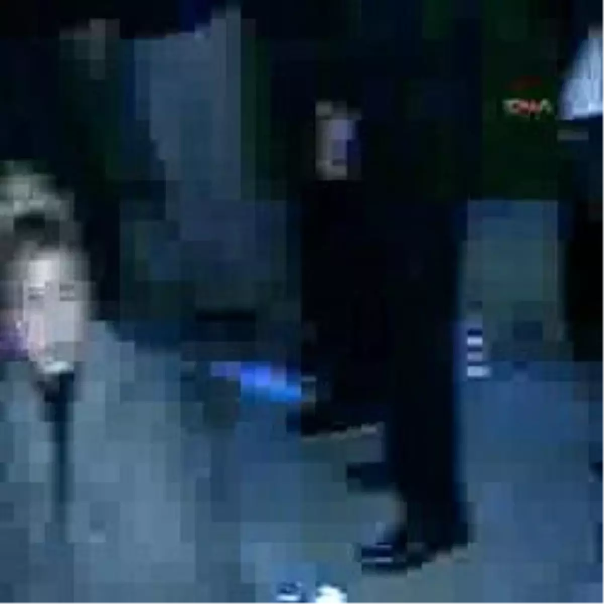 Taklalar Atan Araç, Kaldırımda Yürüyen Vatandaşa Çarptı