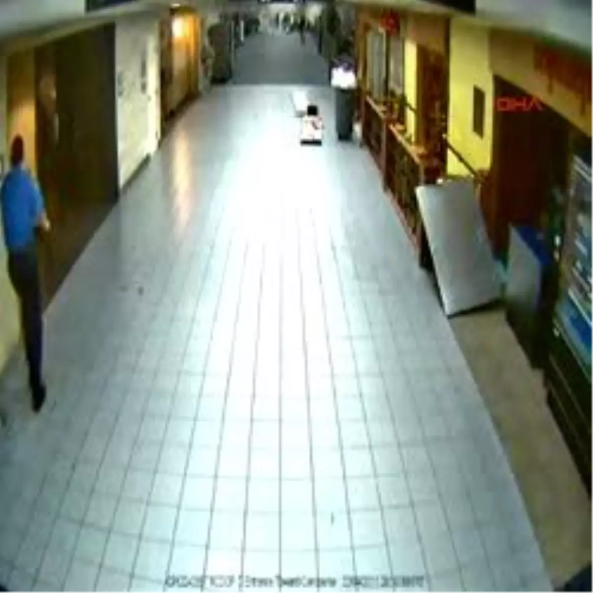 Kasırga Havalimanın Altını Üstüne Getirdi