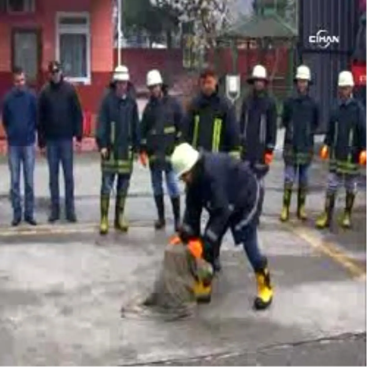 Acemi İtfaiyeci Sırılsıklam Oldu