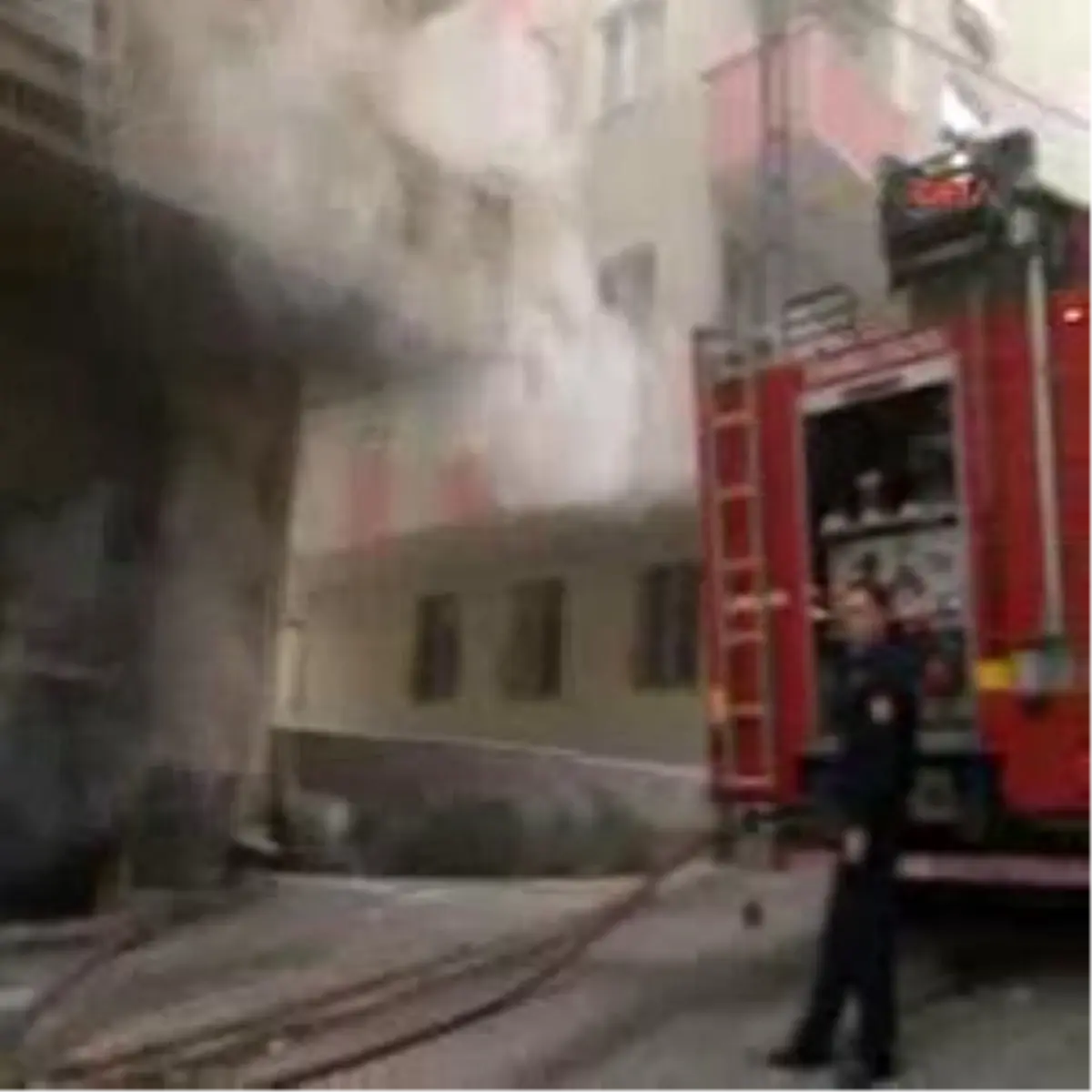 Genç Kadının Korku Dolu Bakışları