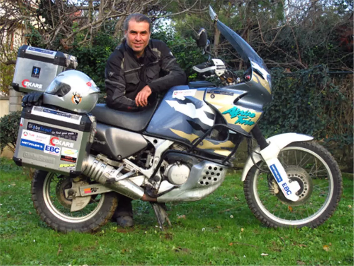 Motosiklet Gezgini Erkan Öztürk, Yemen\'e Giremedi