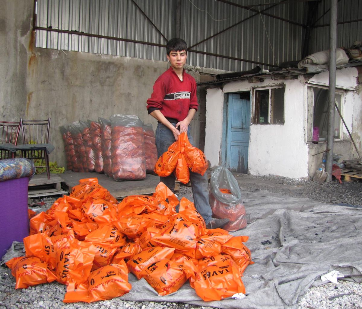 Okul Harçlığı İçin Kömür Deposunda Hamallık Yapıyor