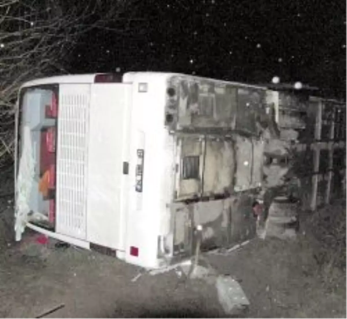 Üniversiteli Kız Futbolcuları Taşıyan Midibüs Devrildi1 Ölü, 14 Yaralı (2)