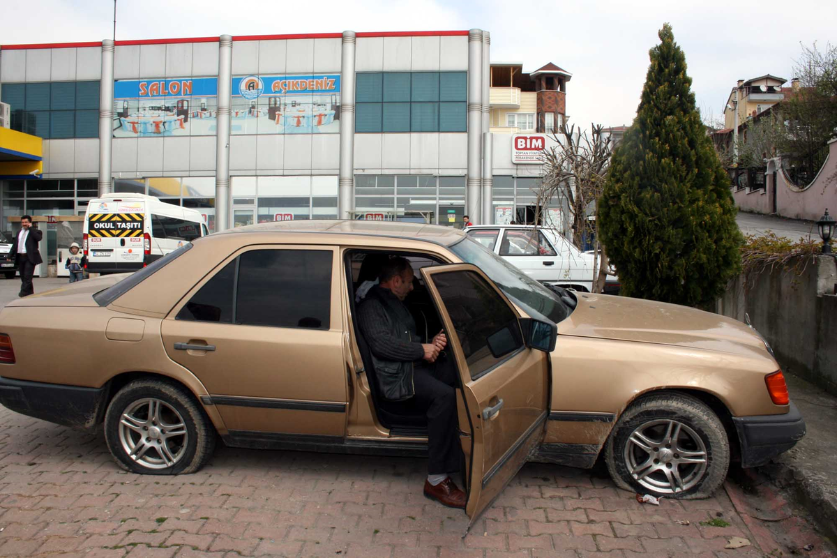 Aynı Aileye Ait 7 Aracın Lastiklerini Kestiler