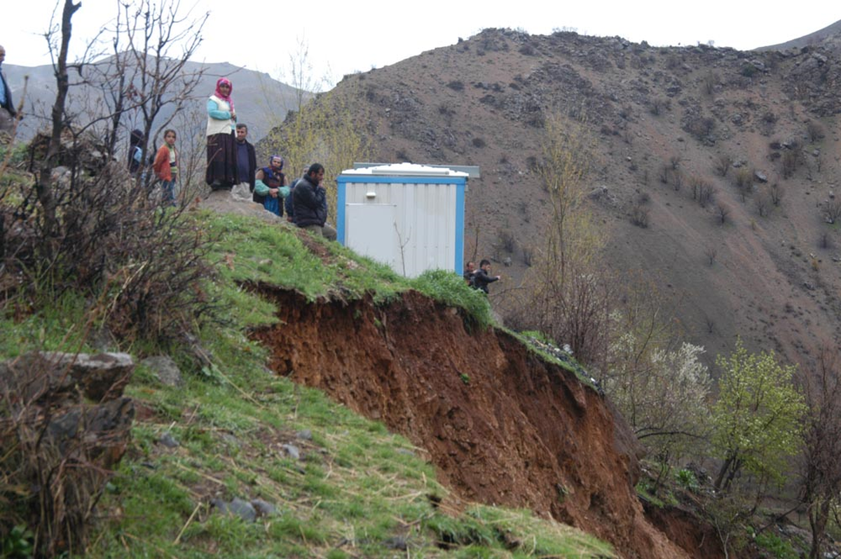 Hakkari'de Heyelan Köy Yolunu Kapattı