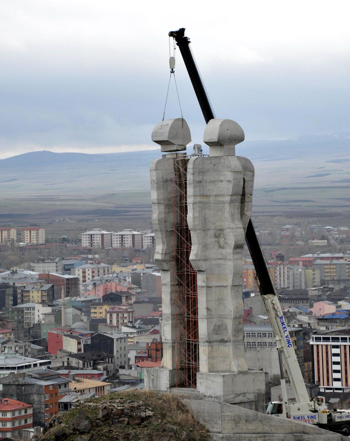 İnsanlık Anıtı'nın Yıkımı Başladı (2)