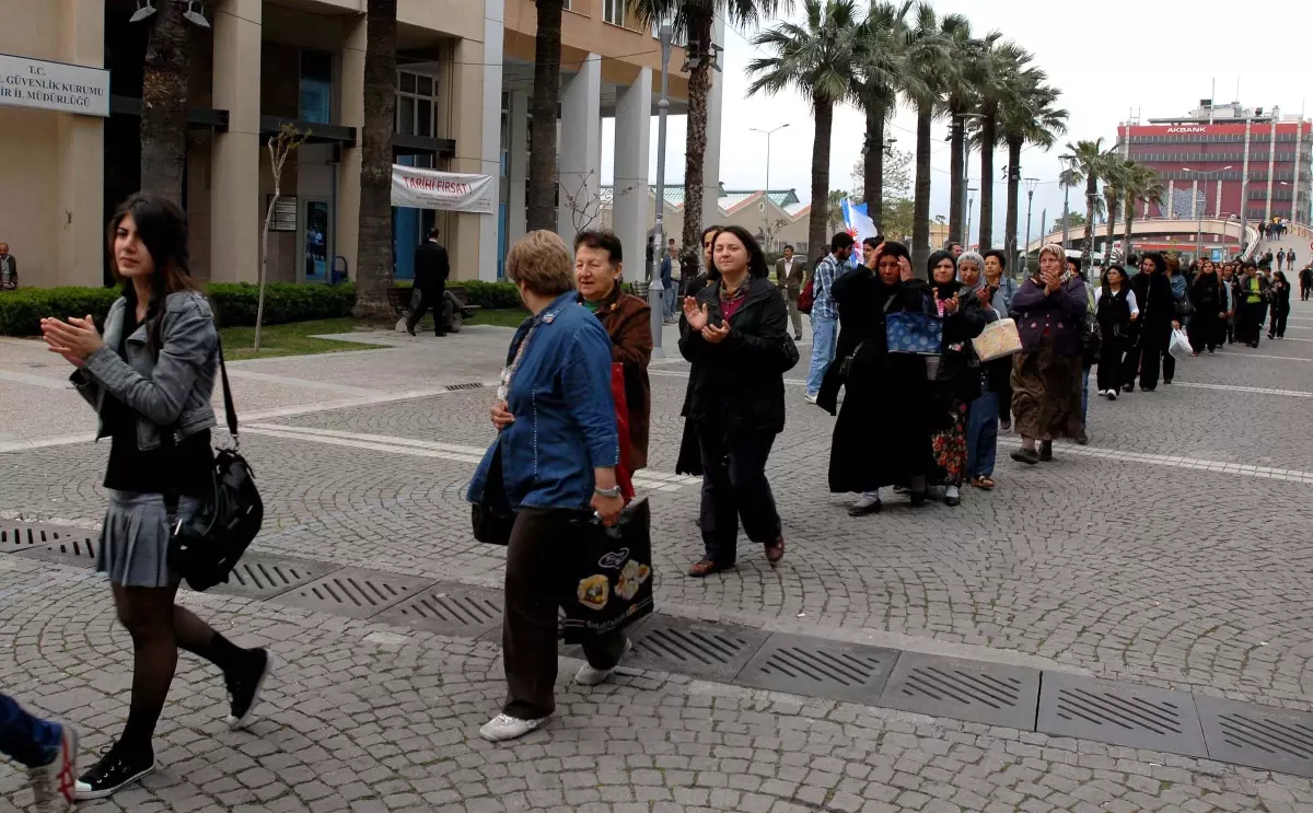 Kadına Yönelik Şiddete Tek Sıra Yürüyüş