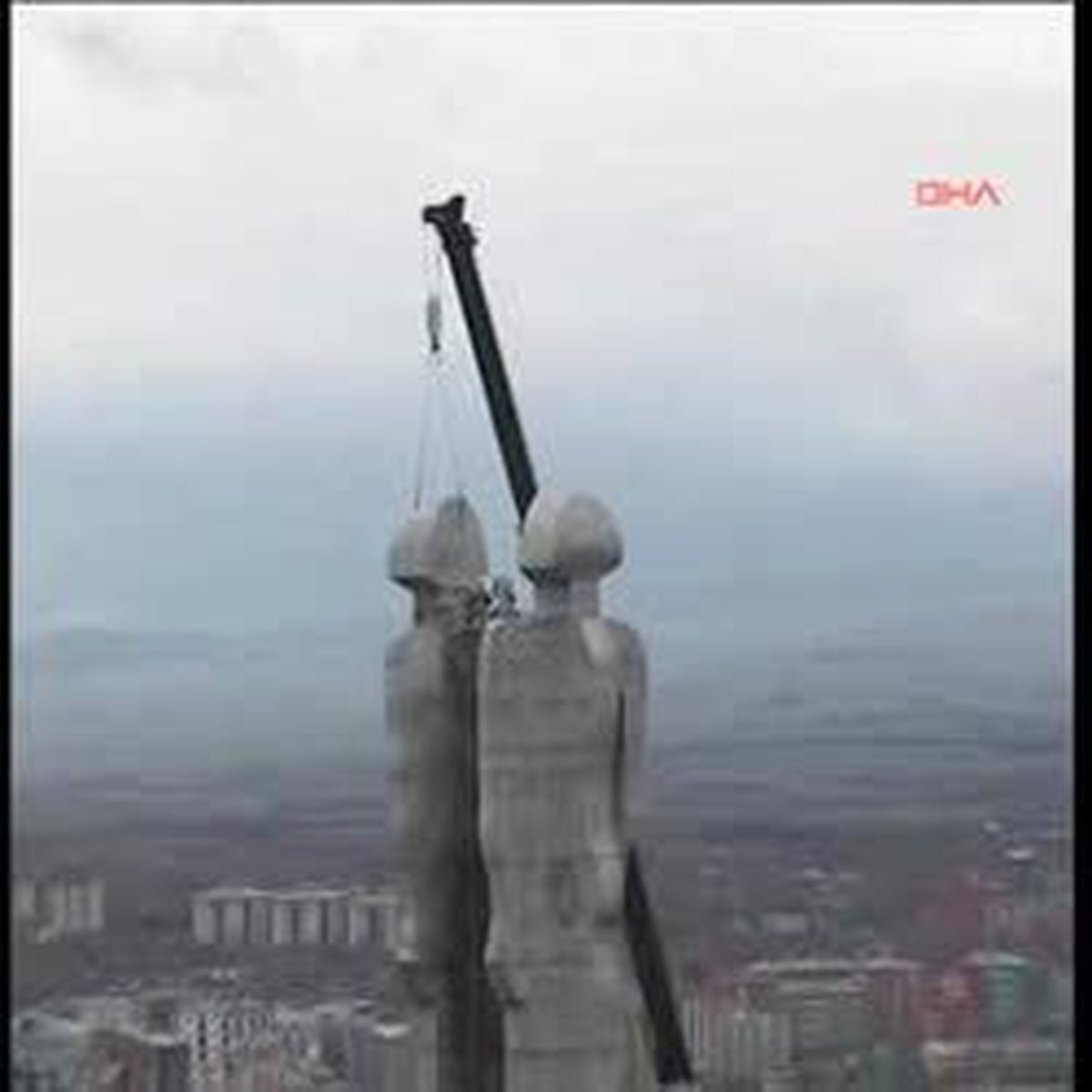 Kars3'İnsanlık Anıtı' Yıkılıyor