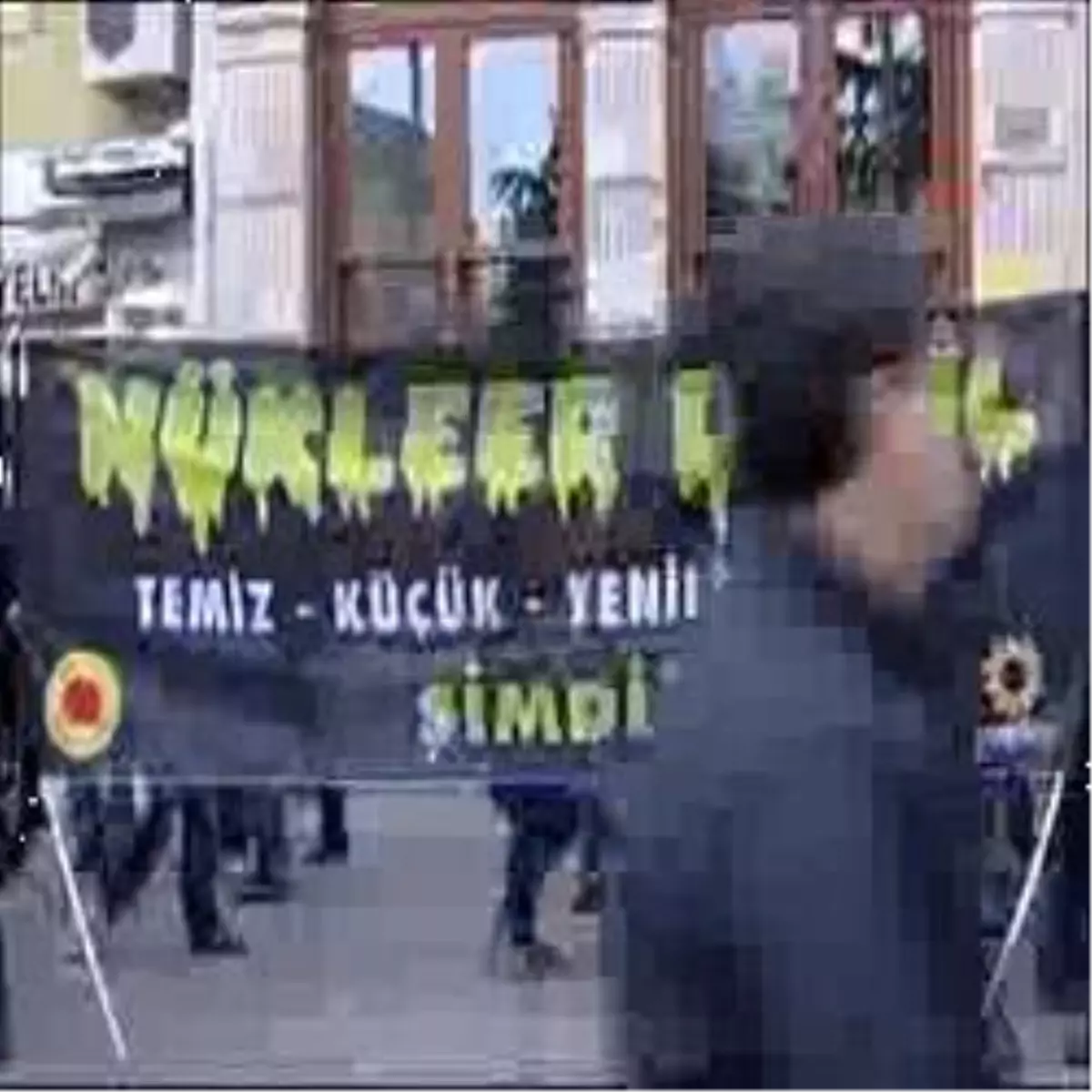 Taksim\'de \'Türkiye Çernobil Olmayacak\' Yürüyüşü