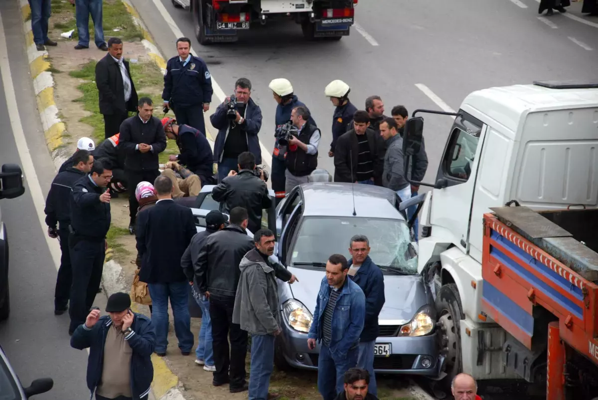 Vinç ile Otomobil Çarpıştı: 1 Ölü, 4 Yaralı