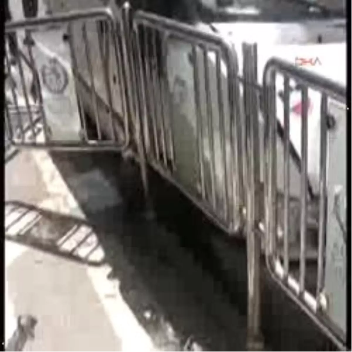 Diyarbakır\'da Minibüs ile Otomobil Çarpıştı: 4 Yaralı