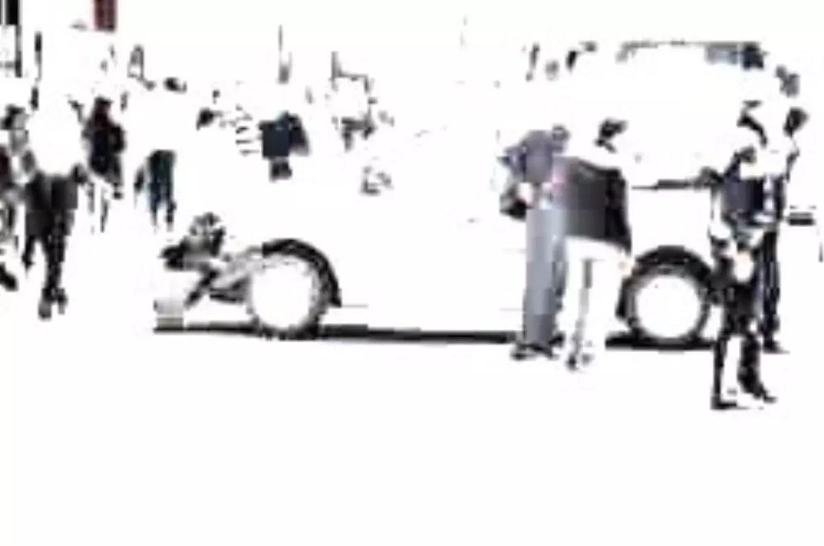 Durakta Bekleyen Yolcuları Bariyerler Kurtardı