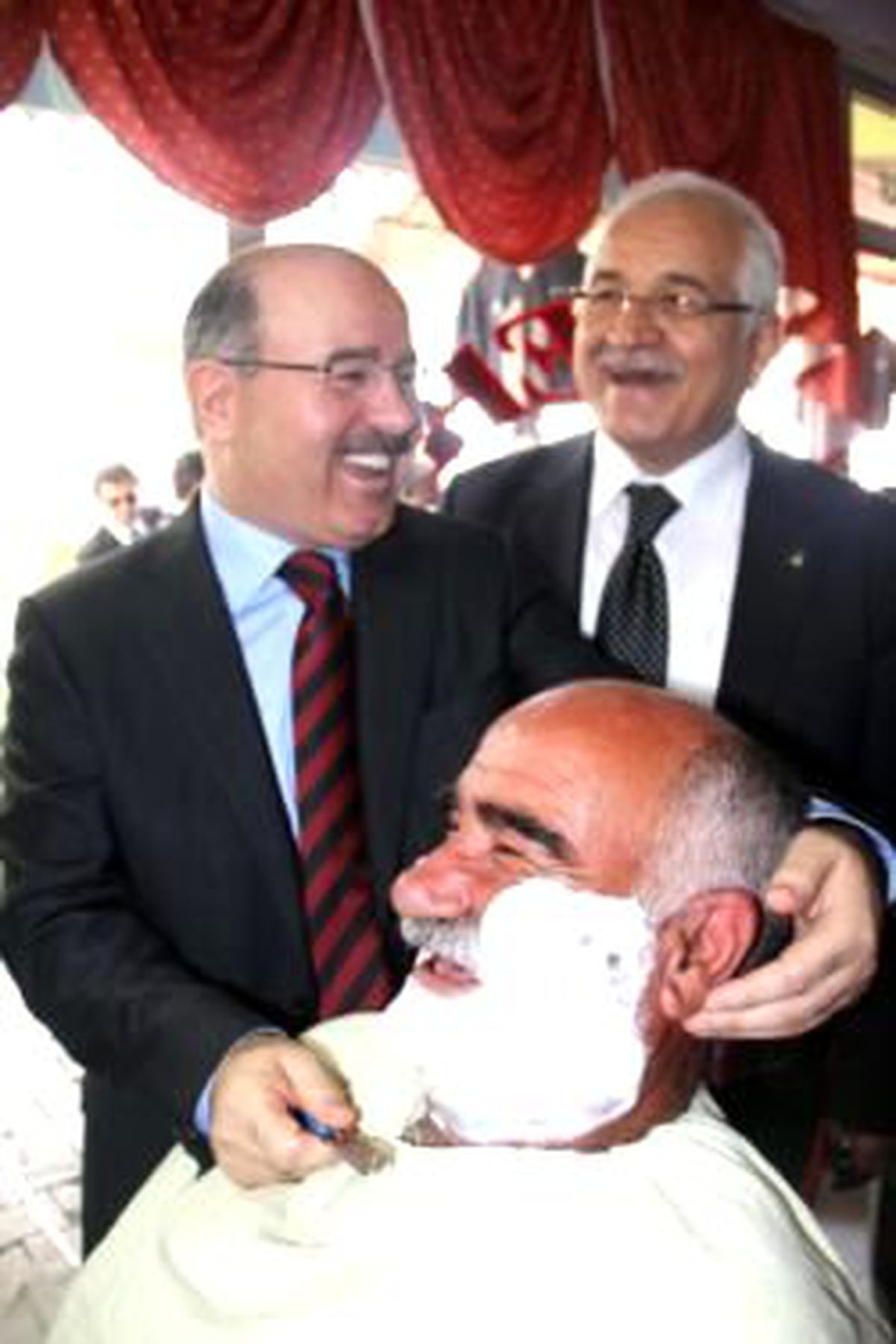 Hüseyin Çelik Ustura Çekti Oy İstedi