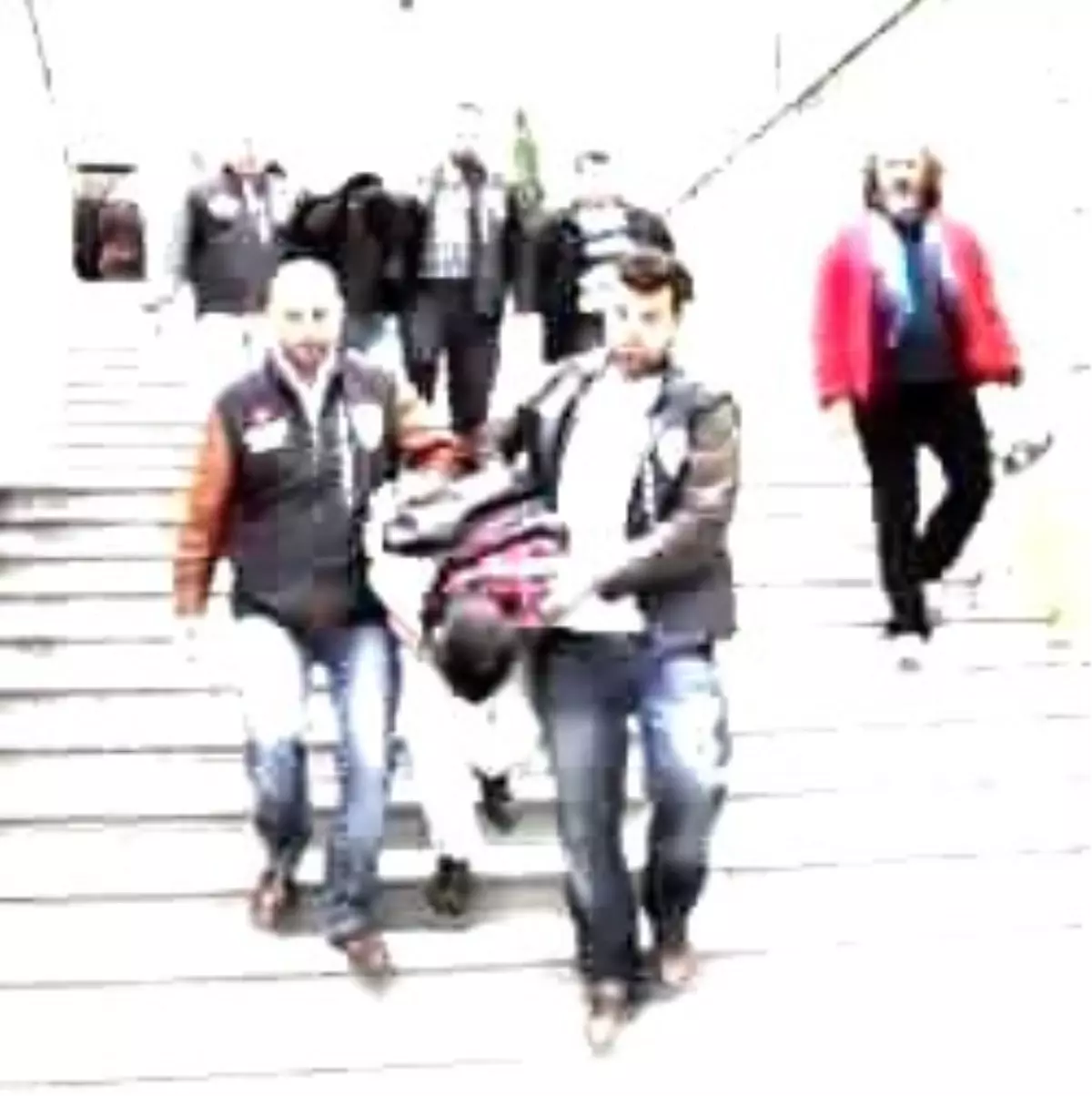 Öğrencileri 'Sihirbazlık Yapacağız' Diye Kandırıp Okulun Bilgisiyarını Çalmışlar