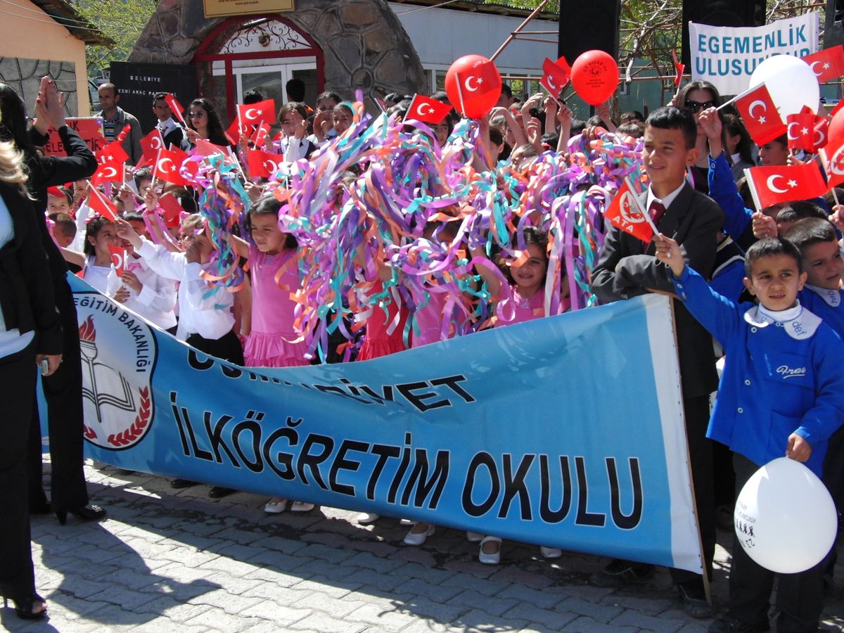 Çukurca'da Rötarlı 23 Nisan Coşkusu
