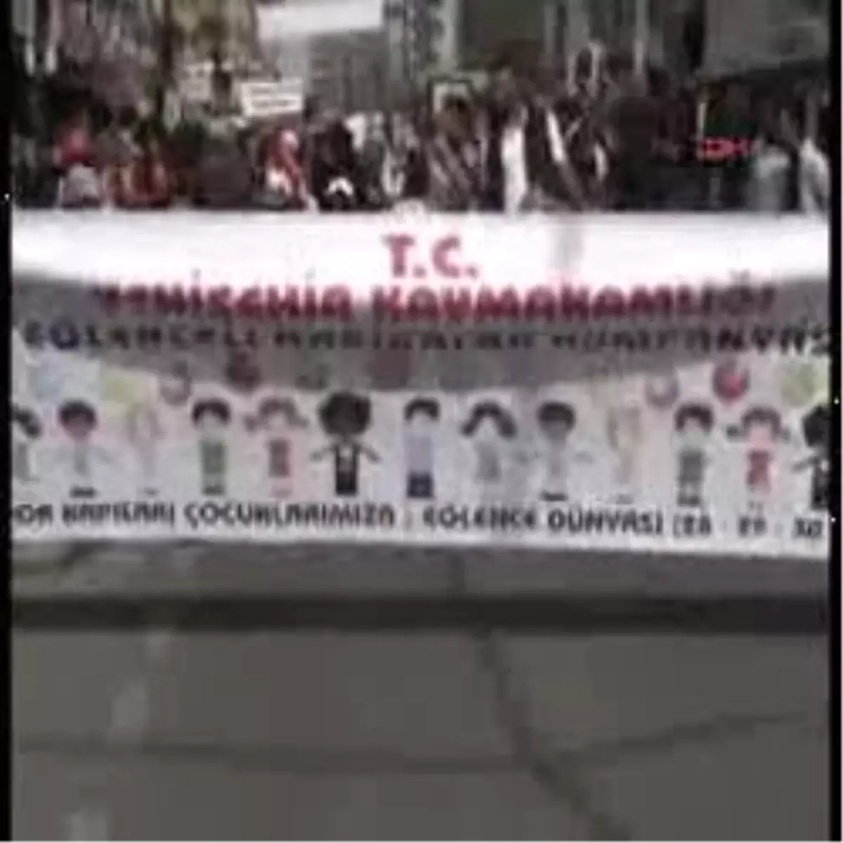 Diyarbakır\'da Çocuklardan Şenlik Yürüyüşü