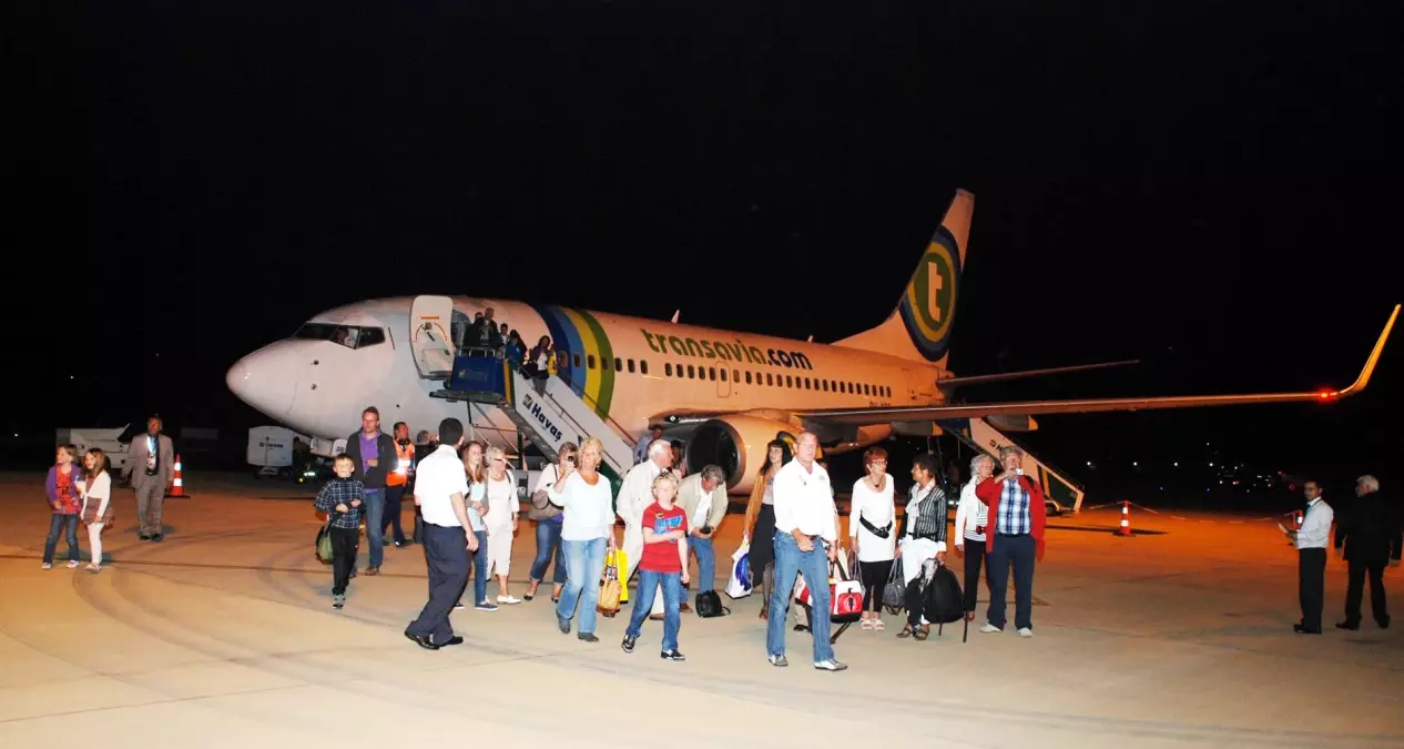 Gazipaşa\'ya İlk Turist Uçağı İndi