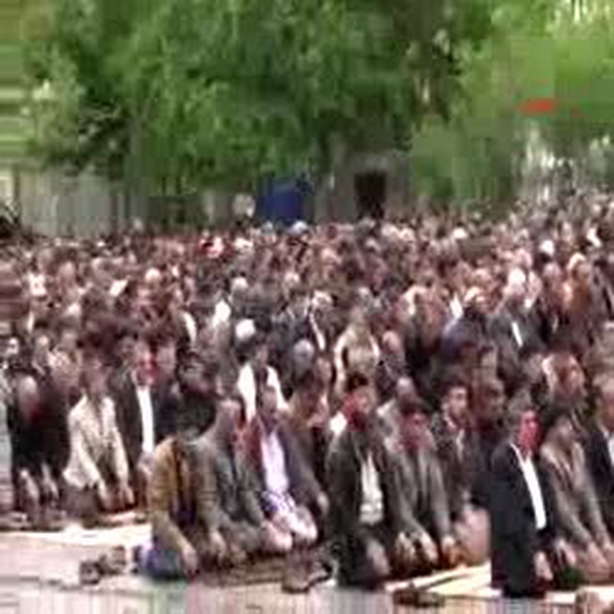 BDP\'liler, Namaz Sonrası Cadde Ortasında Oturma Eylemi Yaptı