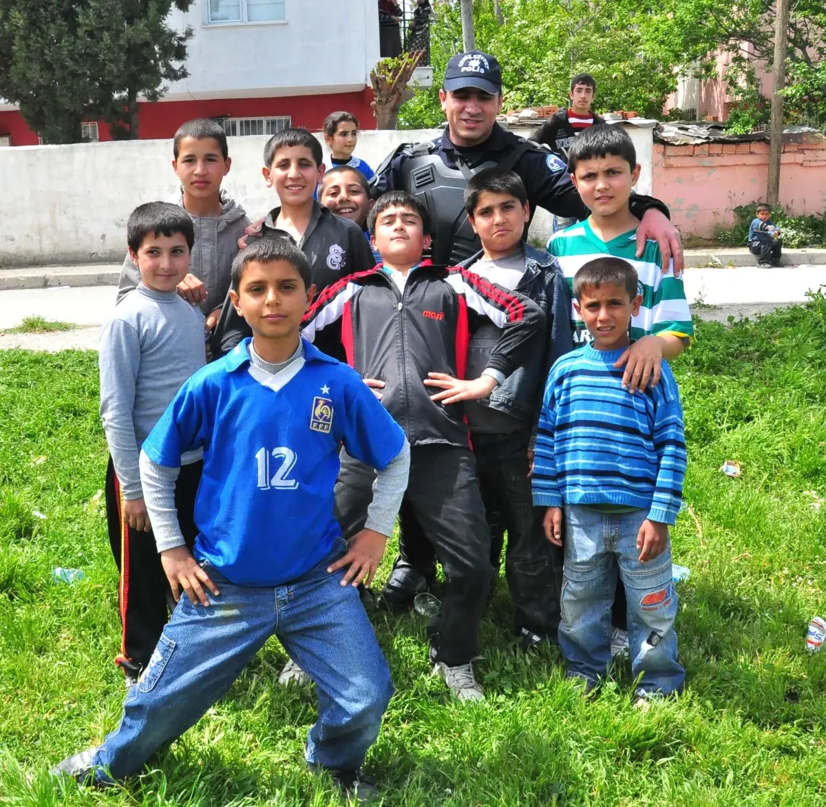 Büyükler Protestoda, Çocuklar Polislerle Oyunda