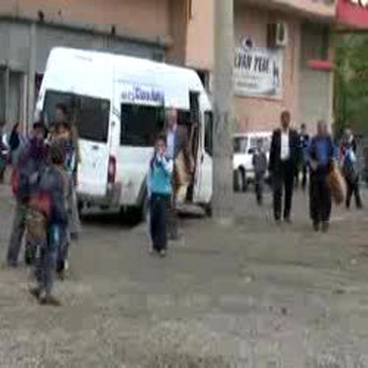 Cizre\'de 3 Bin Kişi BDP Binası Önündeki Meydanda Namaz Kıldı