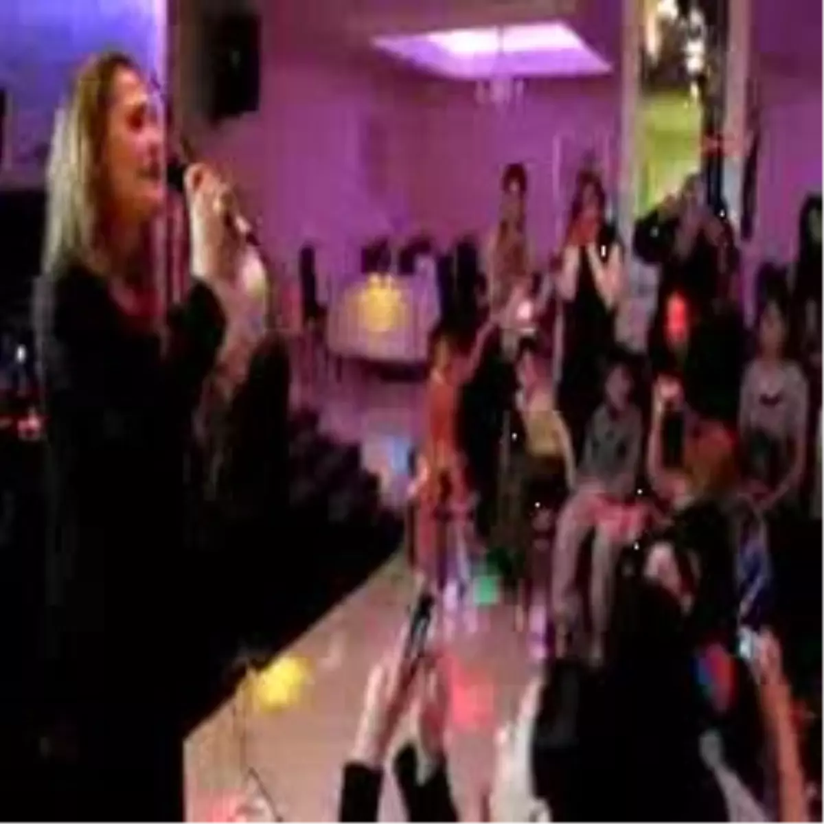 İnci Aksoy\'dan, Polislik Hayalleri Suya Düşen Kızlarına Moral Konseri