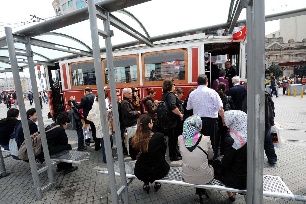Duraklardaki Camlar Söküldü