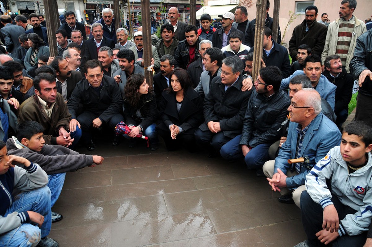 Van'da BDP'lilerden Oturma Eylemi