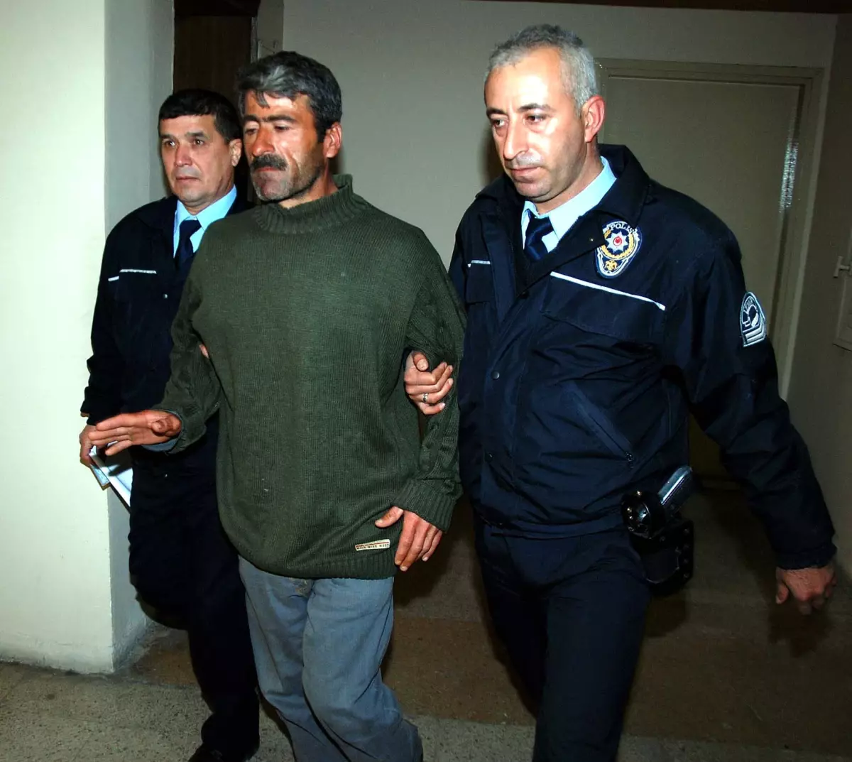 Eşini Öldürdü, \'Beni Aldattı\' Dedi