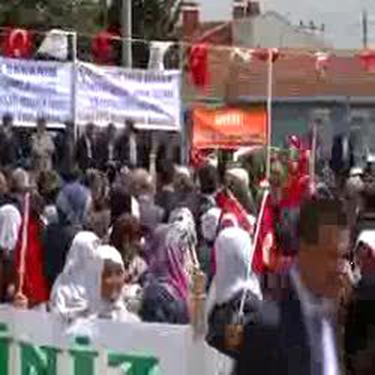 Bakan Eroğlu: Ekonomik Krizin Sorumlusu Beceriksiz Yöneticiler