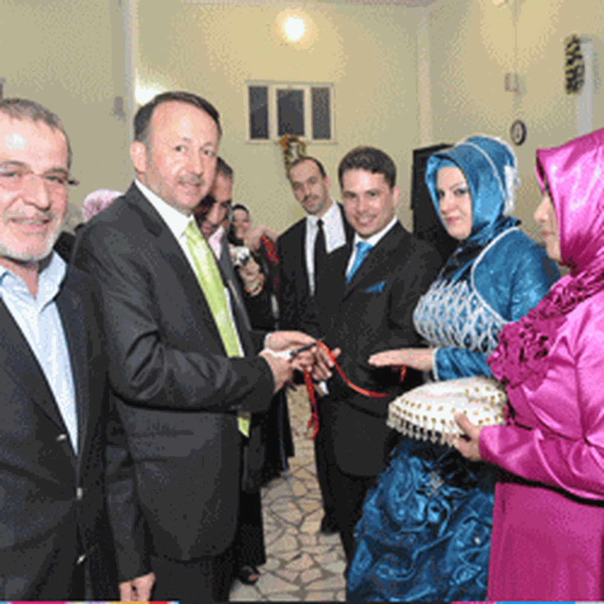 Nişan Yüzüklerini Karabalık Taktı