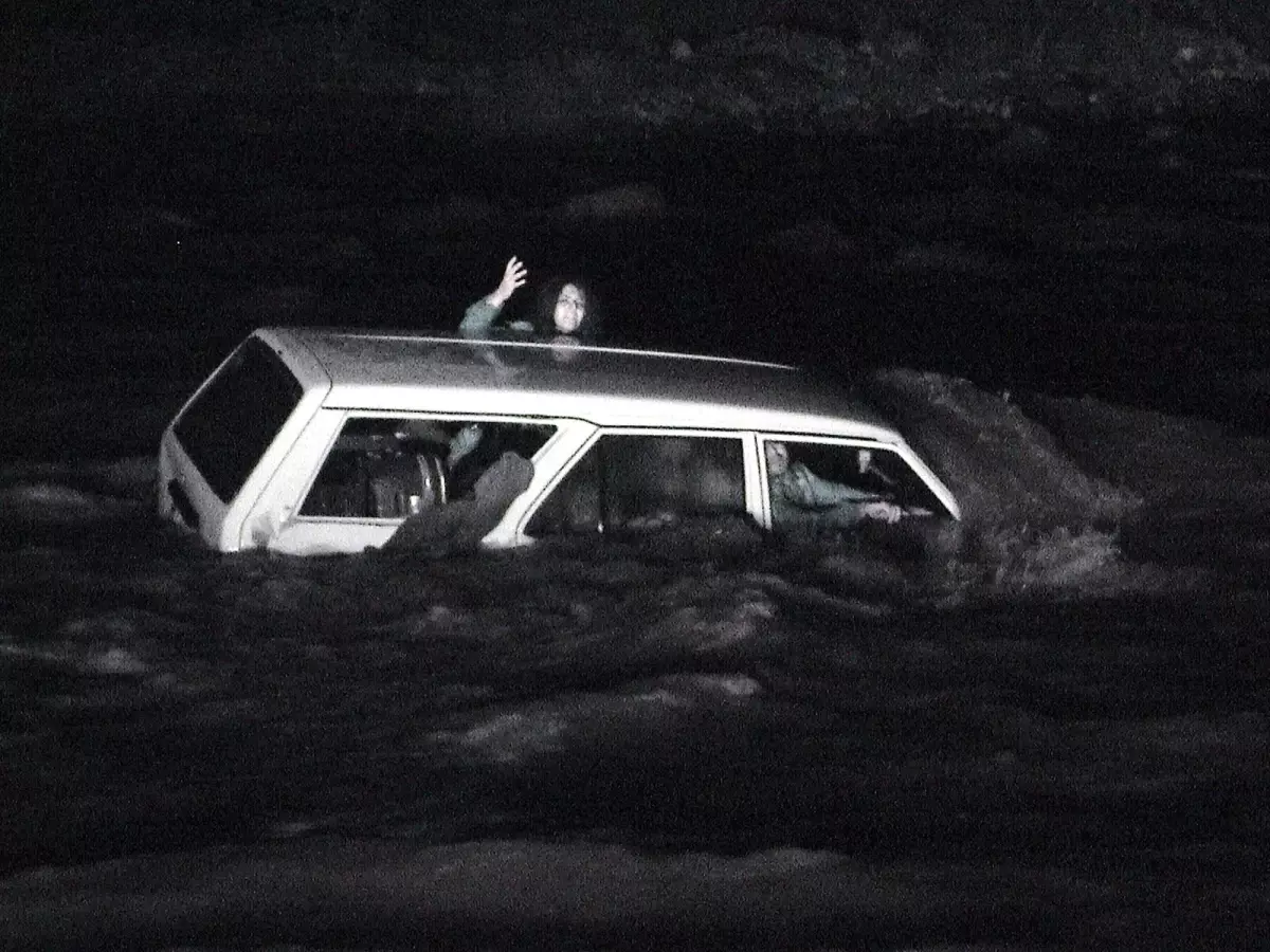 Peri Suyu\'na Uçan Otomobilde 2, 5 Saat Ölüm-Kalım Mücadelesi