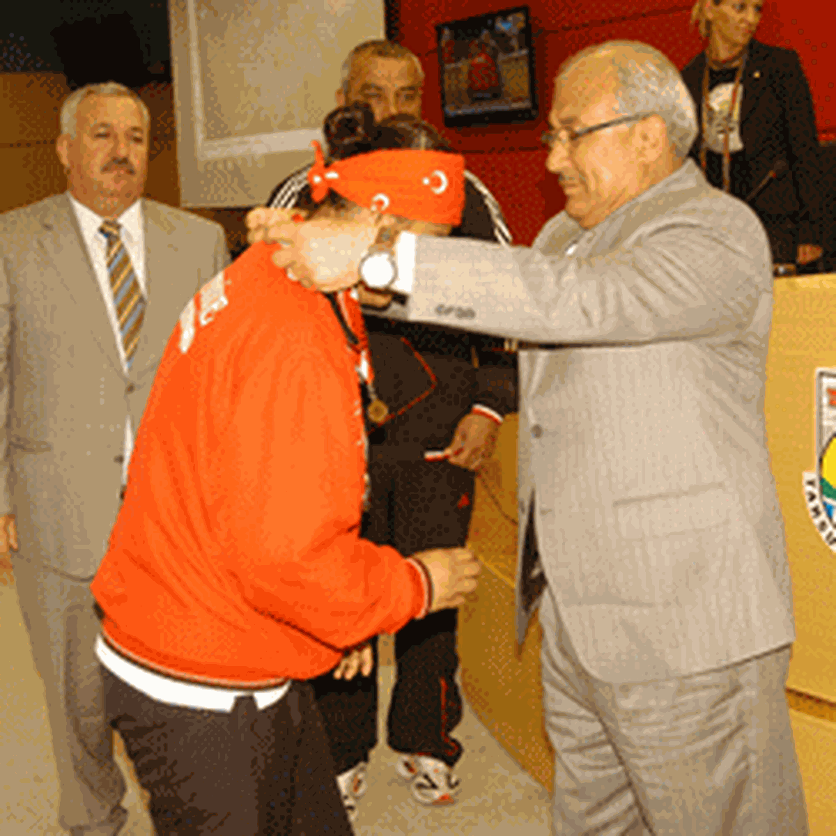 Boksta Dünya İkincisi Olan Sporcuyu Başkan Kocamaz Altınla Ödüllendirdi