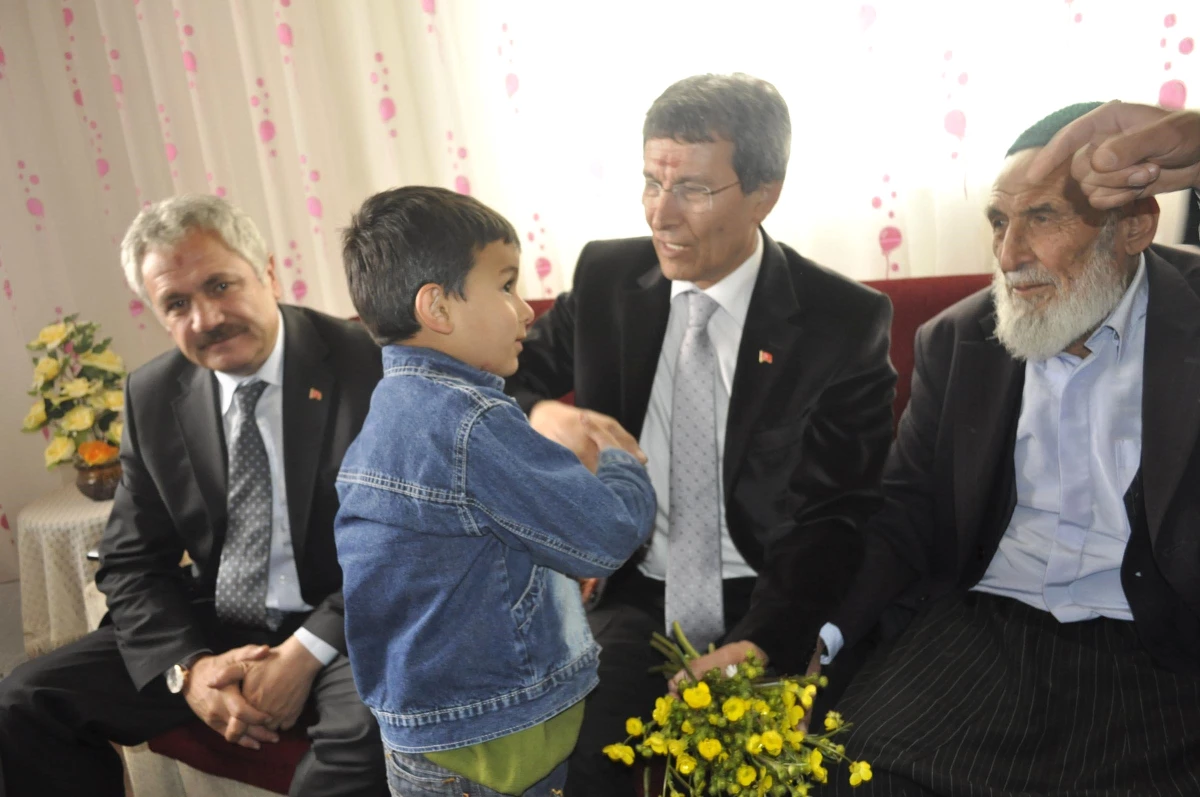 MHP Adayı Halaçoğlu, Köyünde Akrabalarıyla Hasret Giderdi
