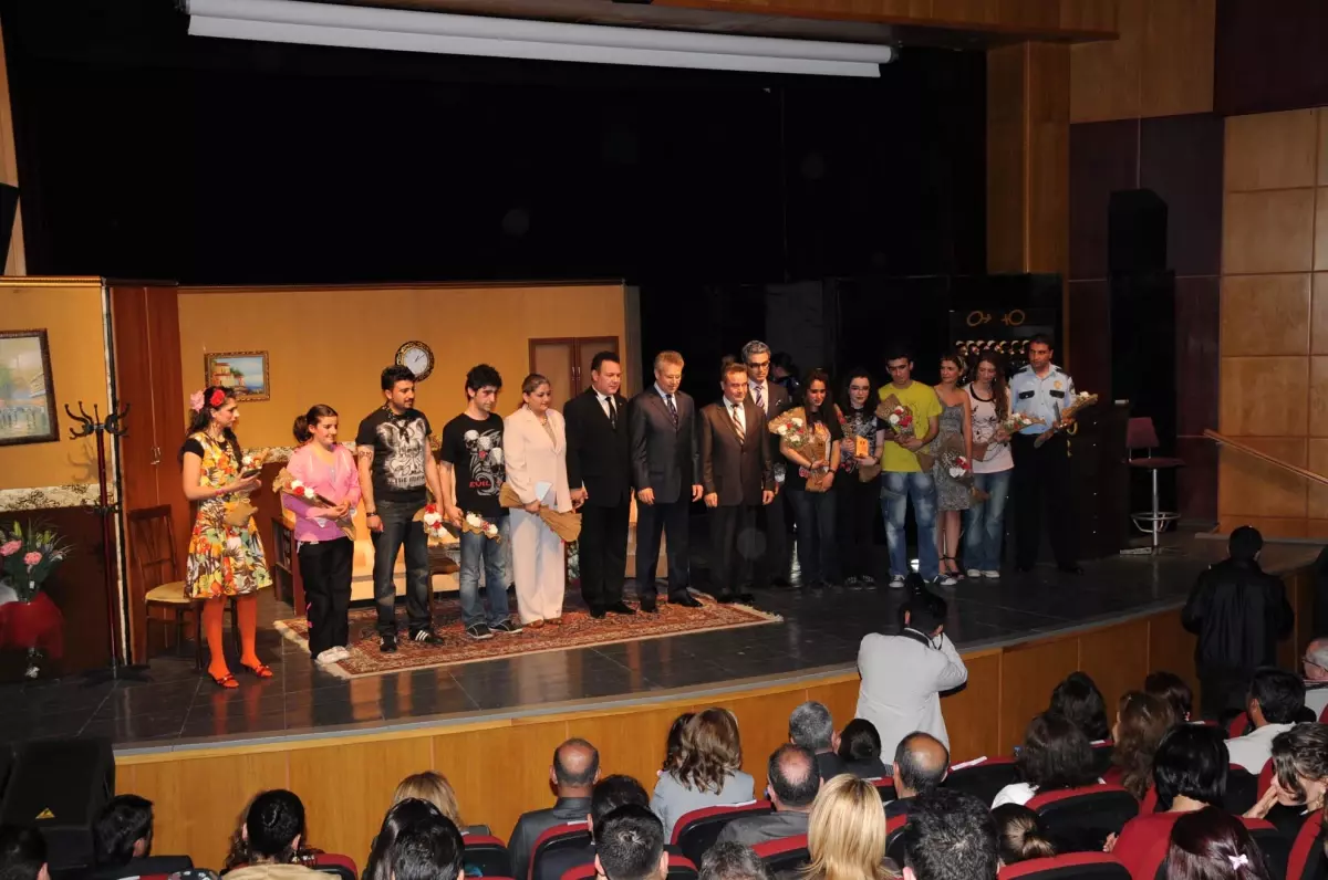 Tuncelili Gençler Polisle Birlikte Tiyatro Oyununda Oynadı