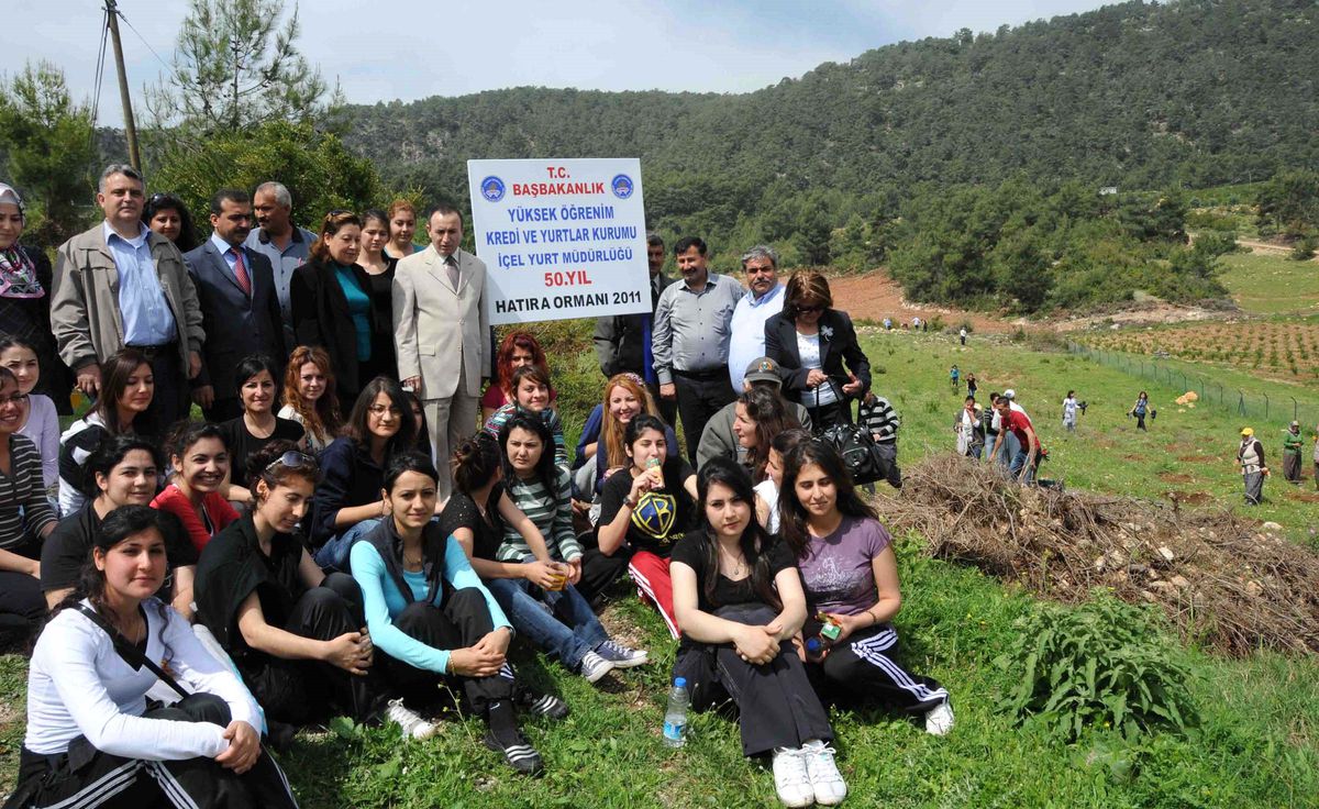 Mersin\'de Üniversiteli Kızlar Fidan Dikti