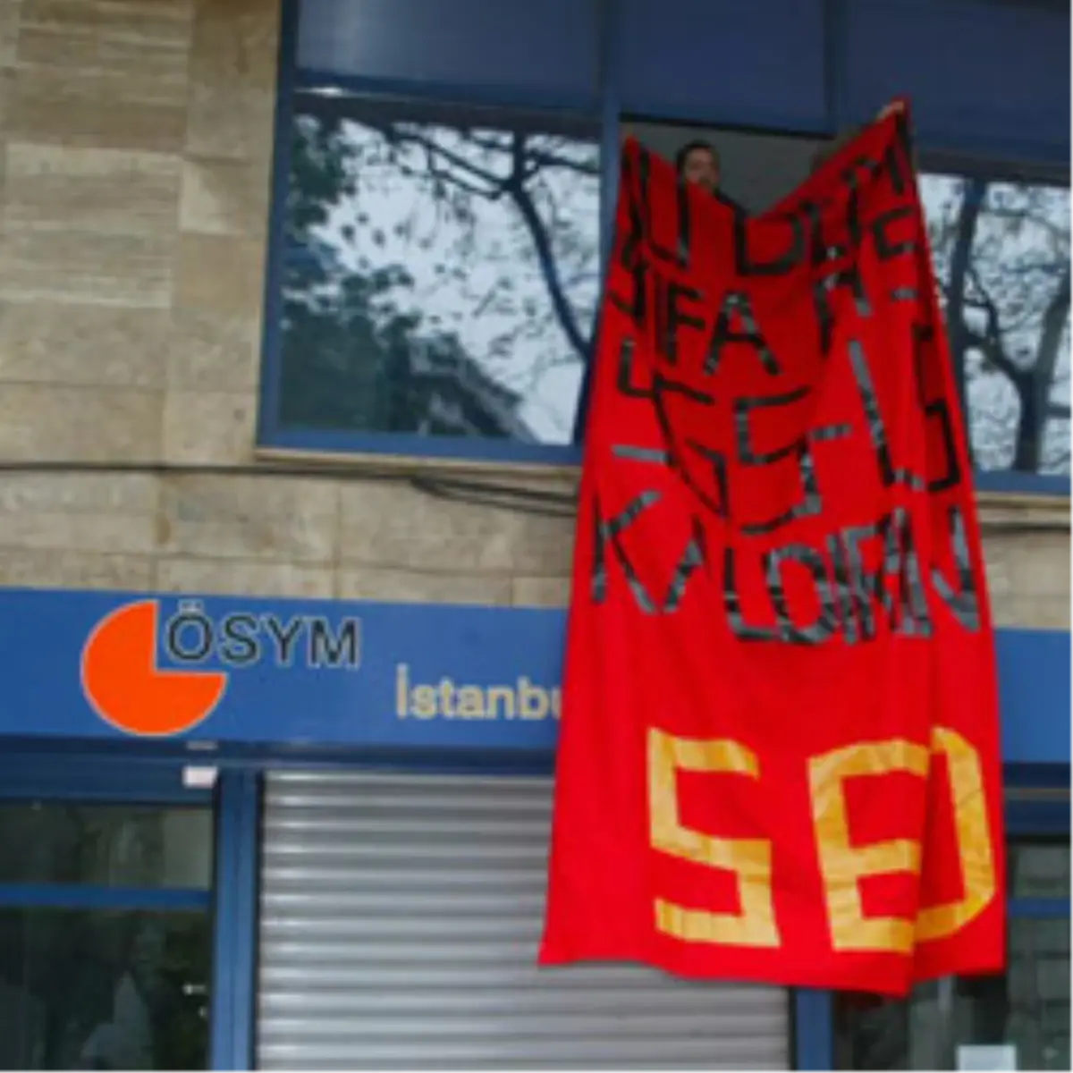 Öğrenciler ÖSYM Bürosunu İşgal Etti