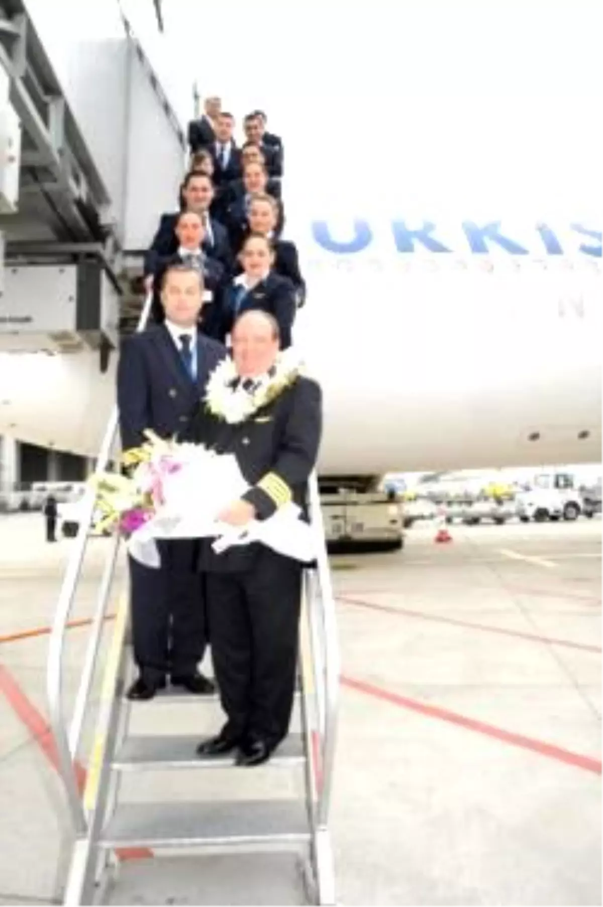 Emekli Oldu, Bayrağı Oğluna Teslim Etti