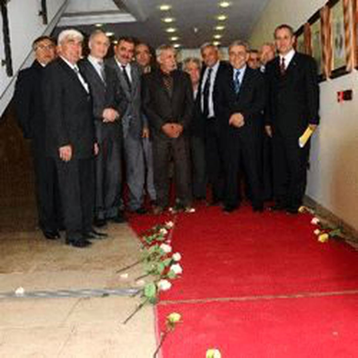 Gülleriyle Geldiler
