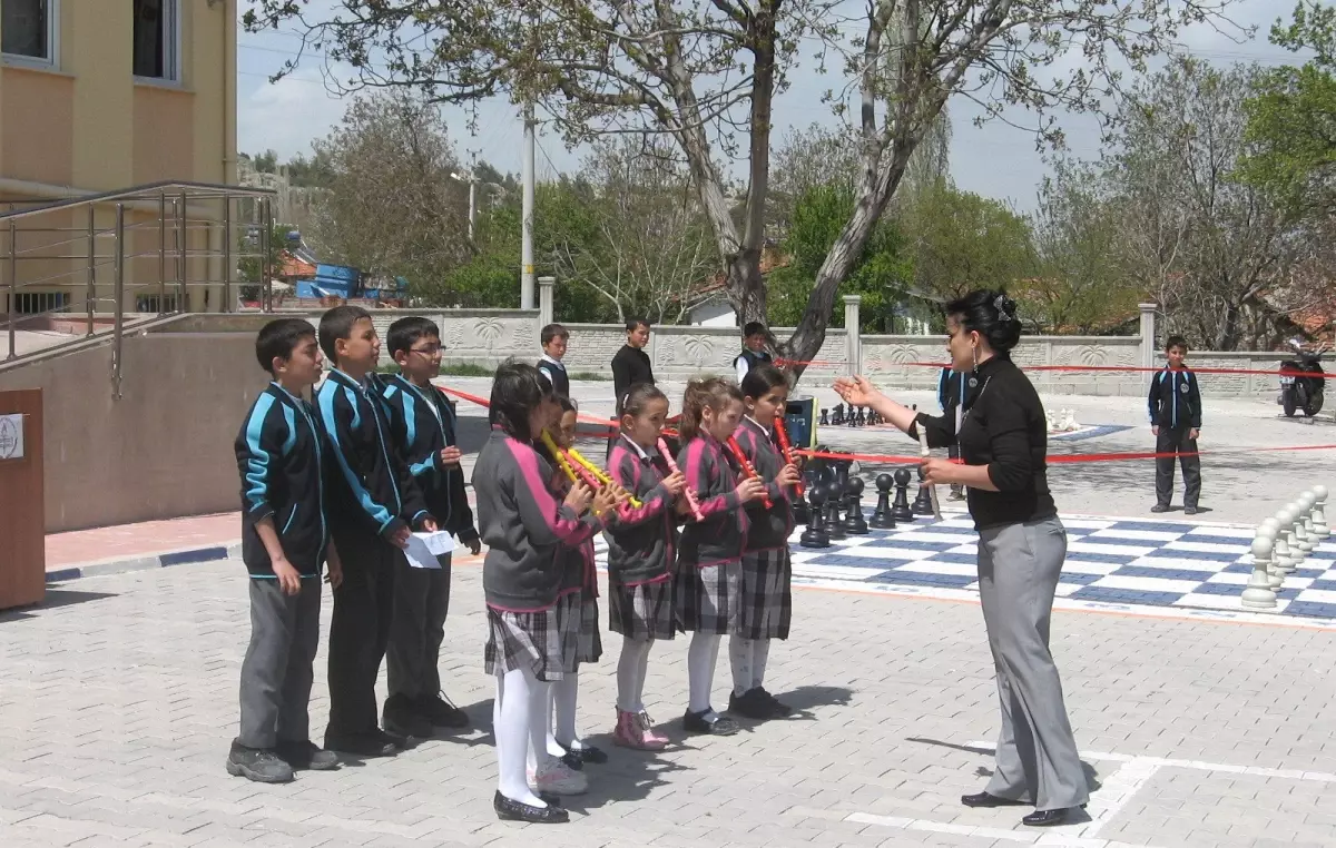 Milli Eğitim Müdürü Ve Belediye Başkan Yardımcısı Satrançta Berabere Kaldı