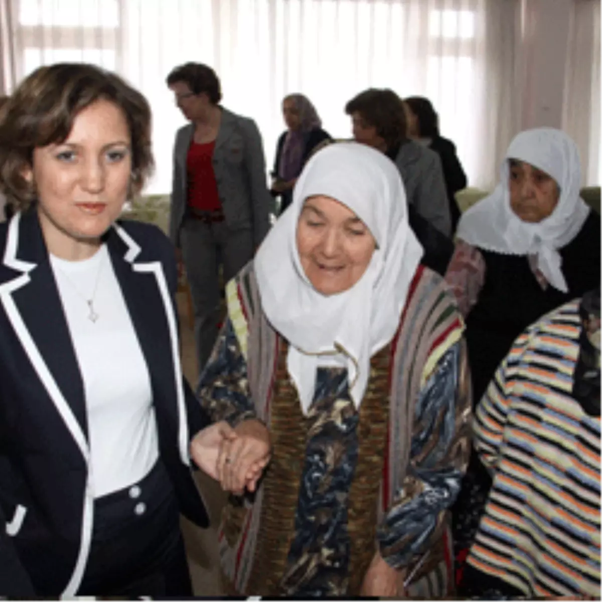 Protokol Mensuplarının Eşleri Hbuzurevinde Kalanların Anneler Gününü Kutladı