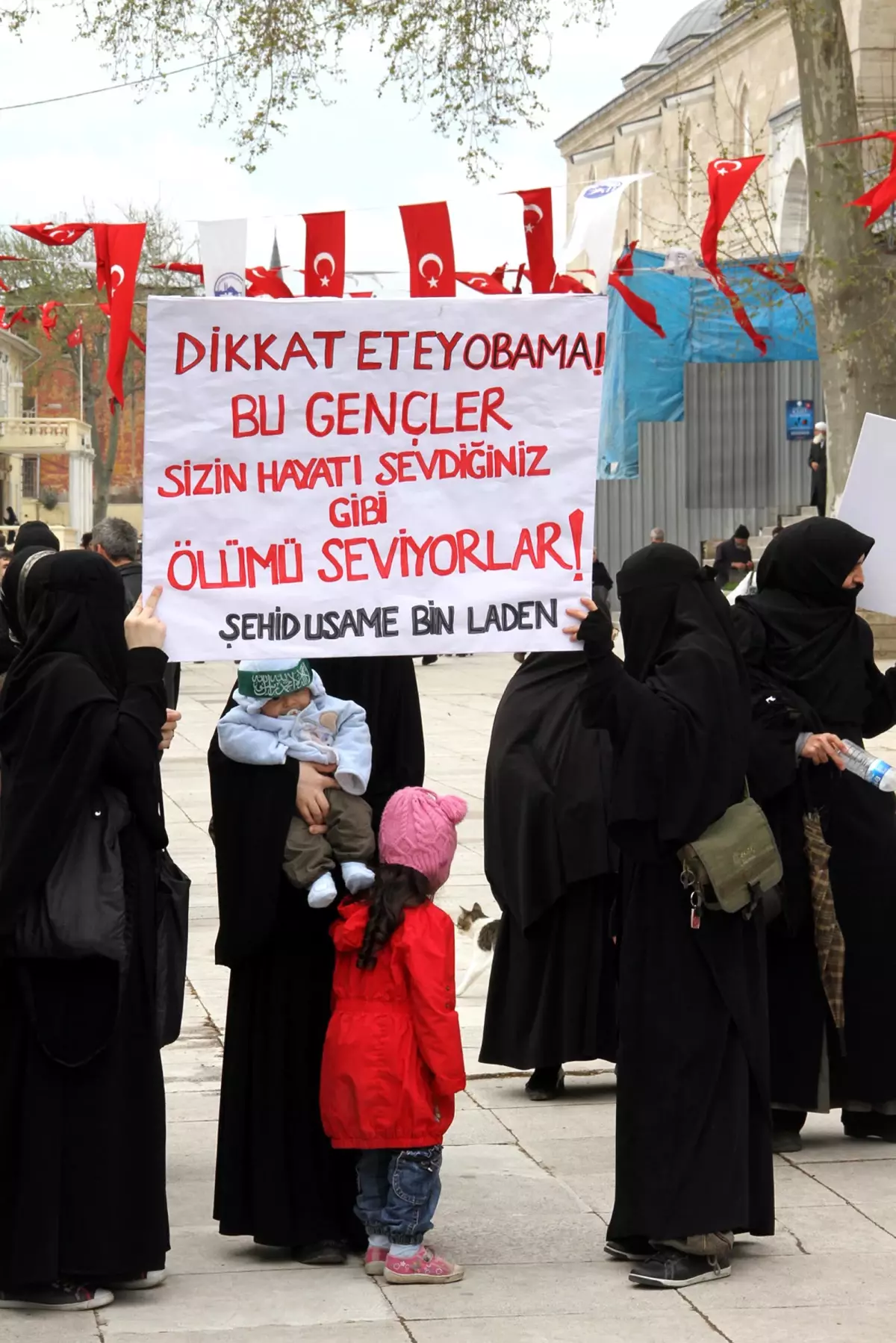 Usame Bin Ladin İçin Cenaze Namazı Kıldılar