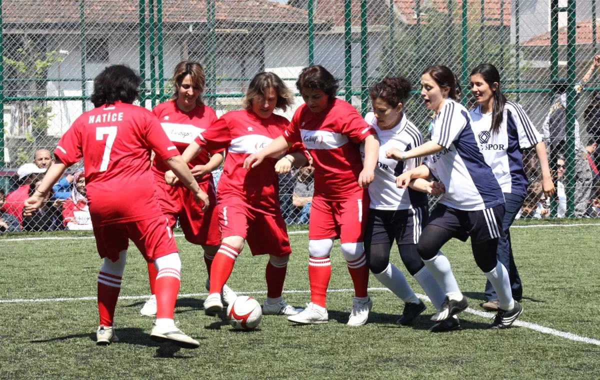 Anneleriyle Futbol Oynadılar