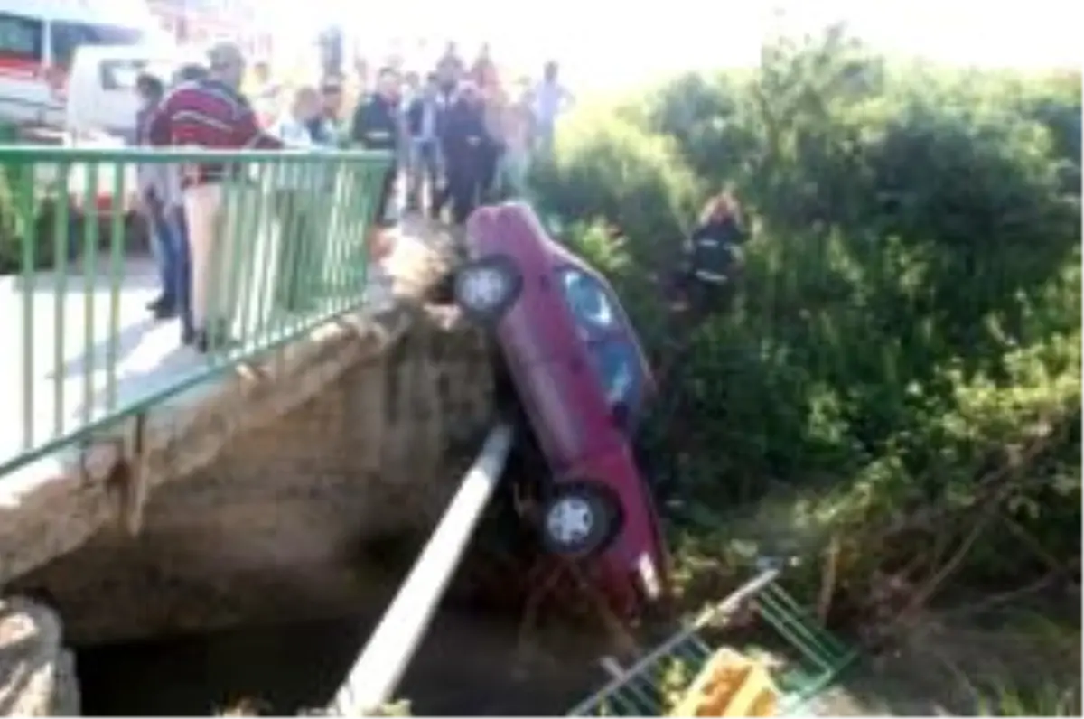 Otomobil Köprüde Asılı Kaldı