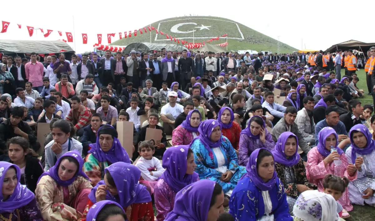 Aşiret Kızlarından Defile