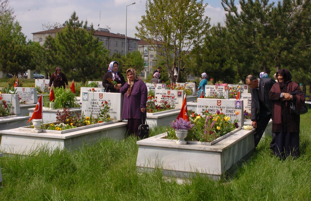Kayseri Şehitliği'nde Hüzünlü Anneler Günü