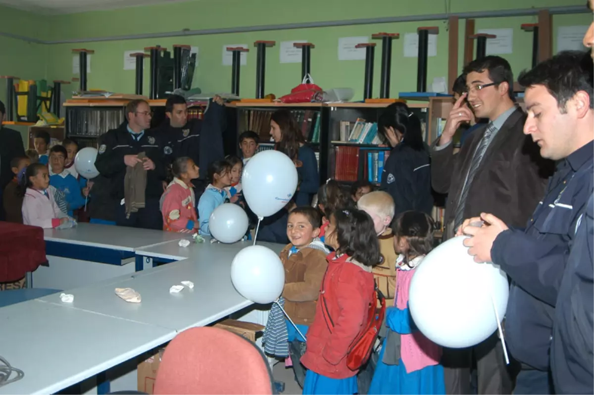 Başkale\'de Şehit Polis Anısına Yardım