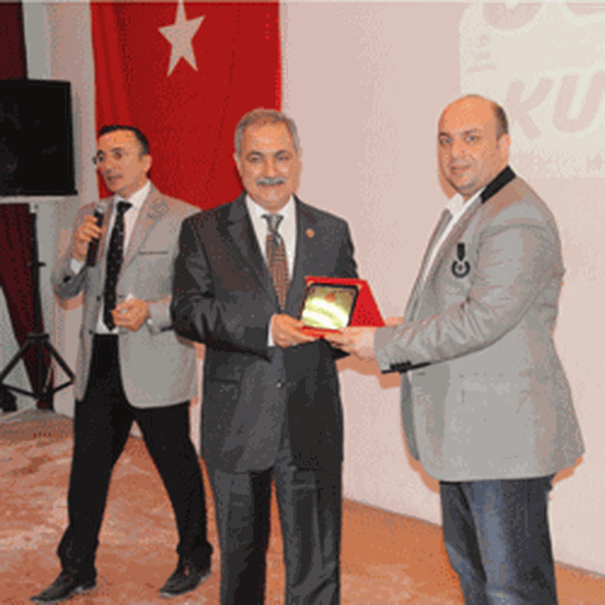 Başkan Kadir Kara’ya İki Plaket
