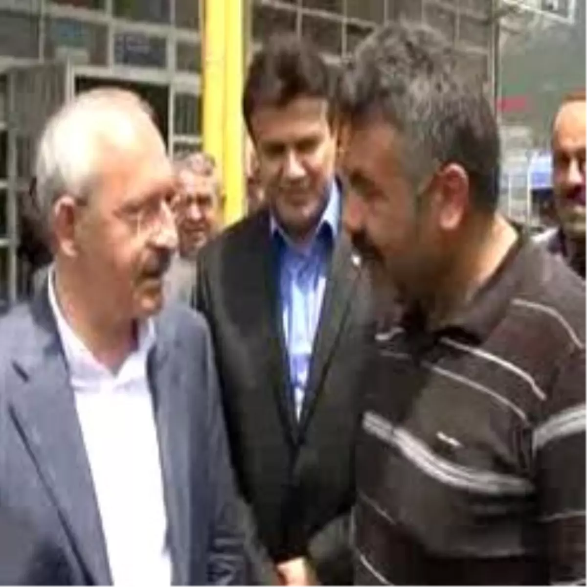 CHP Genel Başkanı Kemal Kılıçdaroğlu, Bucak\'ta Şoförlerin Çayını İçti